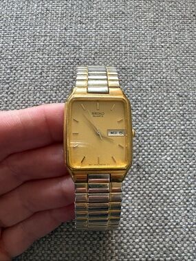 VINTAGE SEIKO - 7N33-5028 Tank Watch - gold and silver tone - bi-lingual